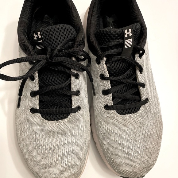 Under Armour Other - Under Armour Boys 7.5
